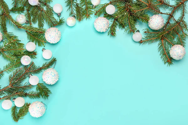 파란색 배경에 전나무 가지가 크리스마스 공으로 만들어 프레임 — 스톡 사진