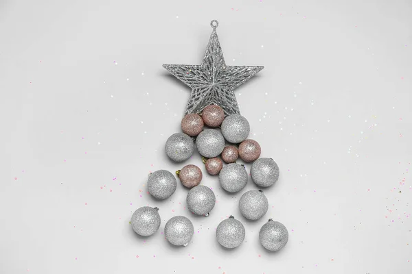 灰色の背景に星と光沢のあるボールで作られたクリスマスツリー — ストック写真