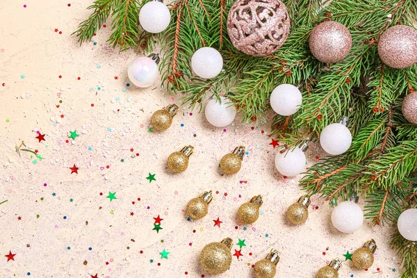 Jedle Větve Vánoční Kuličky Flitry Světlém Pozadí — Stock fotografie