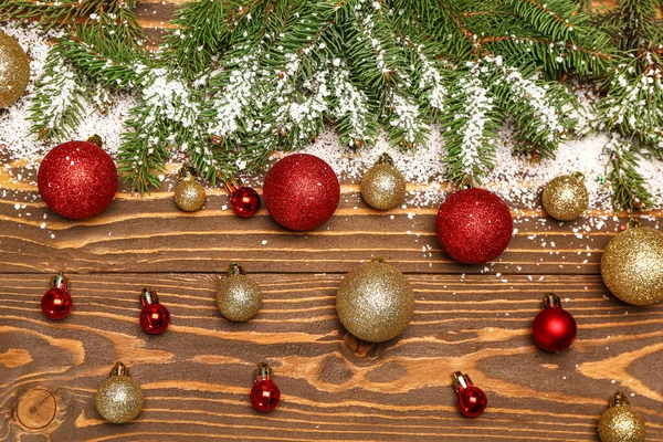 Fir Takken Met Sneeuw Kerstballen Houten Achtergrond — Stockfoto
