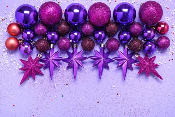 Weihnachtskugeln Mit Schnee Und Glitzer Auf Violettem Hintergrund — Stockfoto