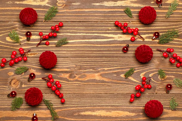 Karácsonyi Labdákból Fenyőágakból Viburnum Bogyókból Készült Keret Alapon — Stock Fotó