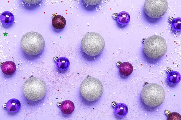 Boules Noël Avec Neige Paillettes Sur Fond Violet — Photo