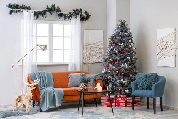 Interieur Woonkamer Met Grote Kerstboom Bank Fauteuil — Stockfoto