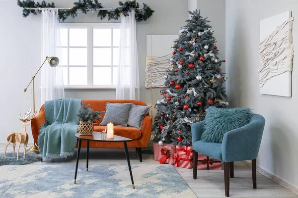 Büyük Bir Noel Ağacı Kanepesi Koltuğu Olan Bir Oturma Odası — Stok fotoğraf