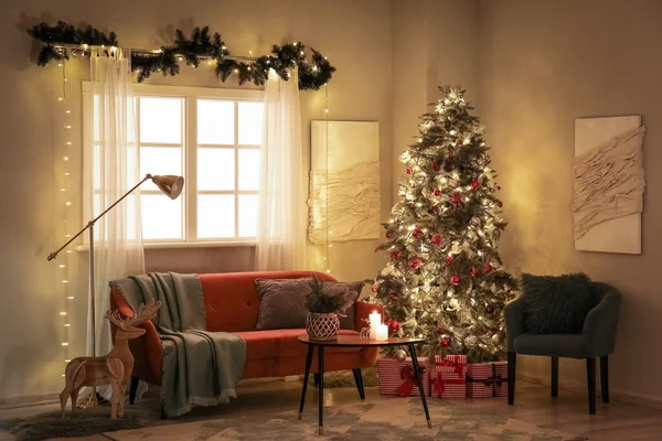 輝くクリスマスツリー ソファとアームチェア付きの暗いリビングルームのインテリア — ストック写真
