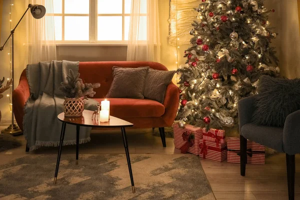 Interieur Van Donkere Woonkamer Met Gloeiende Kerstboom Bank Fauteuil — Stockfoto