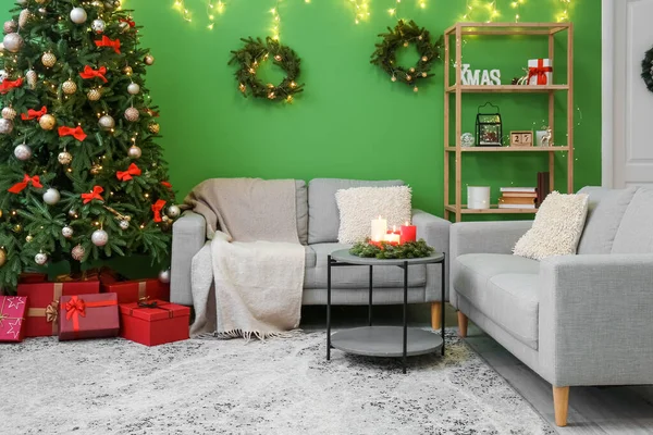 stock image Interior of living room with Christmas tree, wreaths and sofas