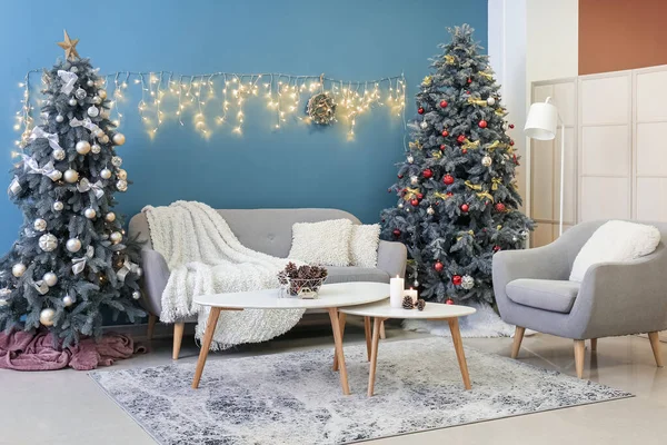 Interior Sala Estar Com Árvores Natal Sofá Luzes Brilhantes — Fotografia de Stock