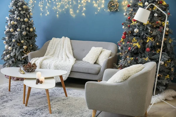有圣诞树 沙发和灯火通明的客厅室内 — 图库照片