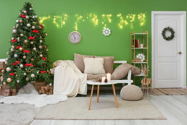 クリスマスツリー ソファと輝く照明付きのリビングルームのインテリア — ストック写真