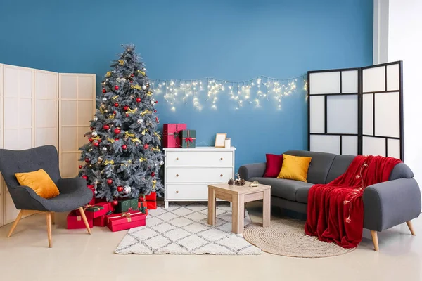 Interieur Woonkamer Met Kerstboom Lades Gloeiende Lichtjes — Stockfoto