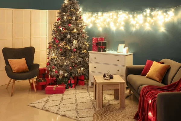 Interior Sala Estar Escura Com Árvore Natal Gavetas Luzes Brilhantes — Fotografia de Stock