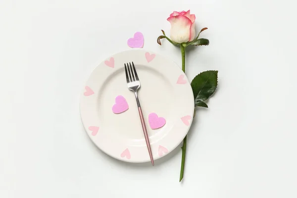 Asztalbeállítás Valentin Napra Rózsaszín Szívvel Fehér Alapon Rózsával — Stock Fotó