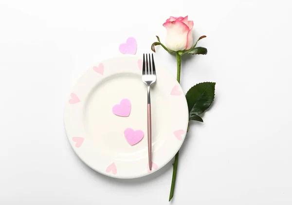 Накрытие Стола День Святого Валентина Розовыми Сердцами Розы Белом Фоне — стоковое фото