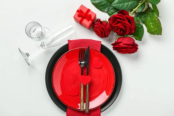 Накрытие Стола День Святого Валентина Розами Подарком Белом Фоне — стоковое фото