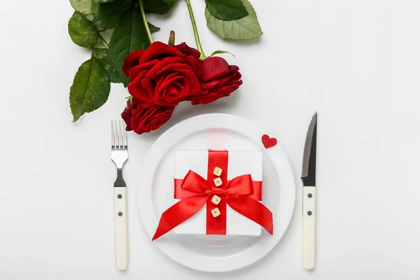 Накрытие Стола День Святого Валентина Розами Подарком Белом Фоне — стоковое фото