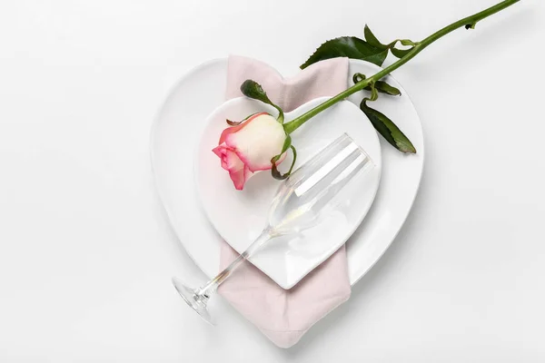 Nastavení Tabulky Pro Valentýna Růží Bílém Pozadí — Stock fotografie