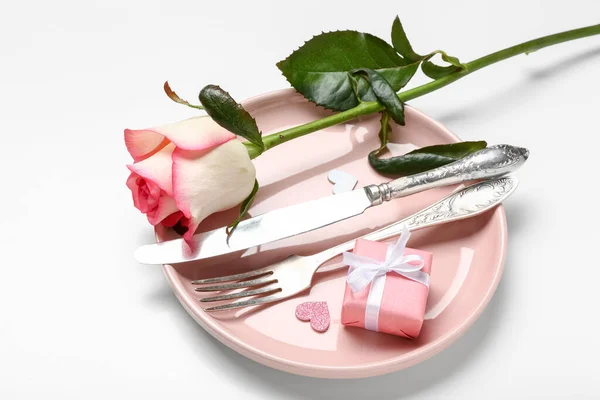 Nastavení Tabulky Pro Valentýna Růží Bílém Pozadí — Stock fotografie