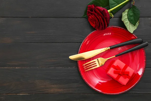 ギフト付きバレンタインデーのテーブル設定と黒の木製の背景にバラ — ストック写真