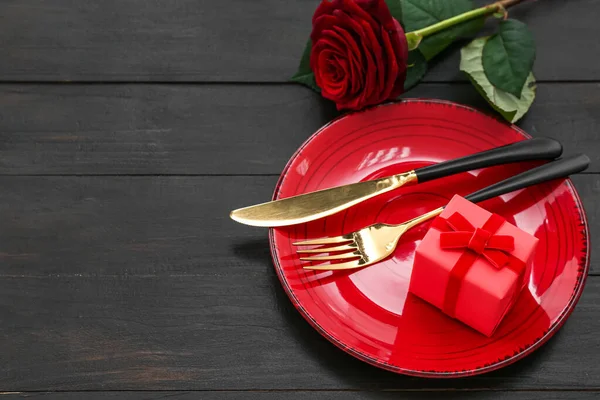 ギフト付きのバレンタインデーのテーブル設定と黒の木製の背景にバラ クローズアップ — ストック写真