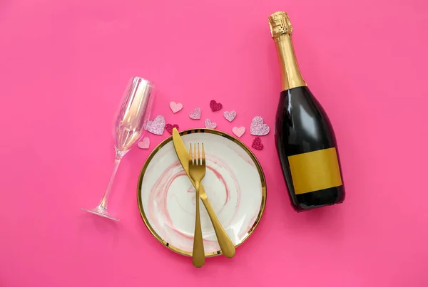 Apparecchiare Tavola San Valentino Con Cuori Sfondo Rosa — Foto Stock