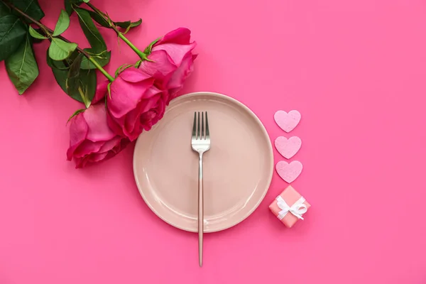 Накрытие Стола День Святого Валентина Розами Подарком Розовом Фоне — стоковое фото