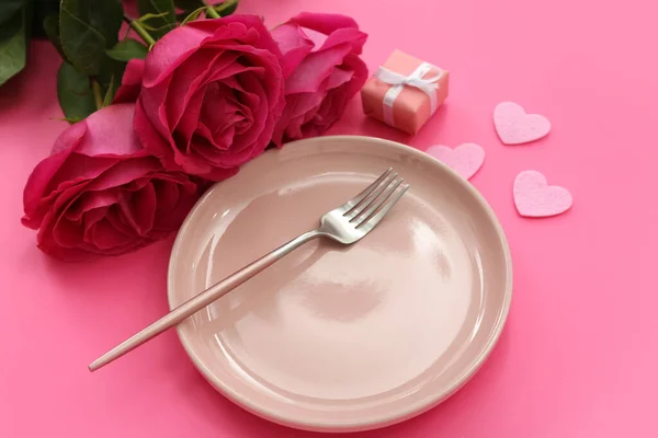 Tischdekoration Zum Valentinstag Mit Rosen Und Geschenk Auf Rosa Hintergrund — Stockfoto