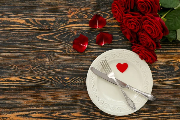 Asztalbeállítás Valentin Napra Rózsákkal Szívekkel Sötét Fából Készült Háttéren — Stock Fotó