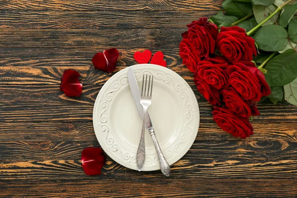 Накрытие Стола День Святого Валентина Розами Сердцами Темном Деревянном Фоне — стоковое фото
