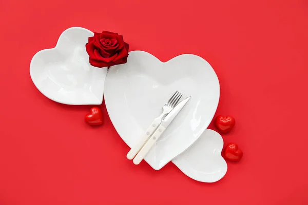 Table Setting Valentine Day Rose Hearts Red Background — Stock Photo, Image