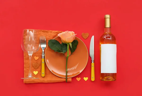 Cenário Mesa Para Dia Dos Namorados Com Rosa Fundo Vermelho — Fotografia de Stock