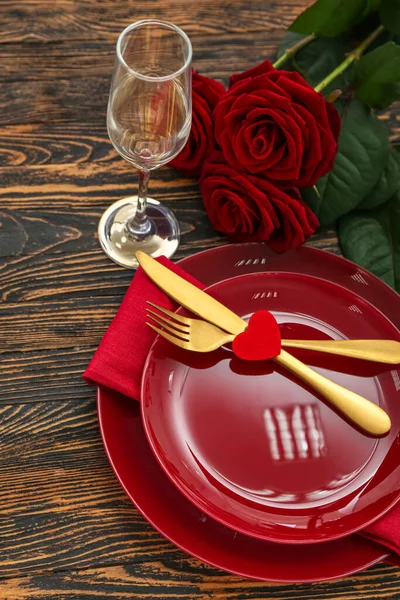 暗い木の背景にバラとバレンタインデーのテーブル設定 — ストック写真