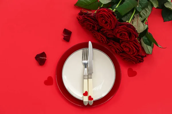 Asztalbeállítás Valentin Napra Szívekkel Rózsákkal Vörös Alapon — Stock Fotó