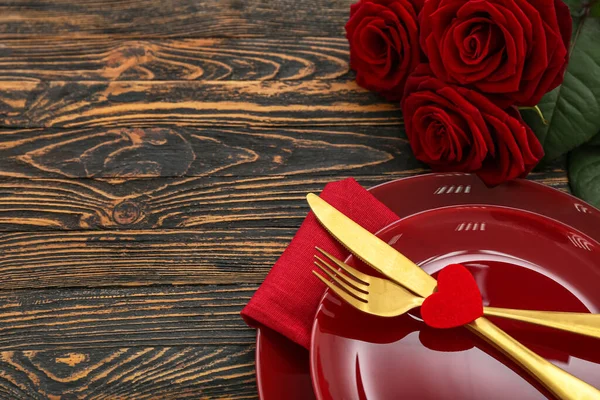 Стіл Дня Святого Валентина Трояндами Темному Дерев Яному Фоні Котлетою — стокове фото