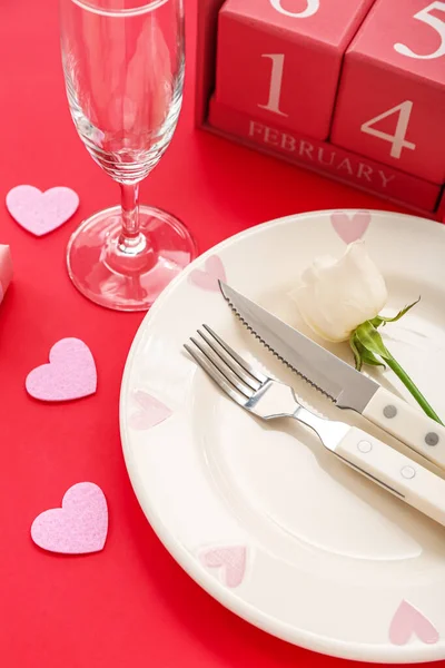Cube Calendar Date February Table Setting Hearts Red Background Closeup — Stock Photo, Image