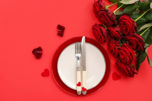 Накрытие Стола День Святого Валентина Сердцами Розами Красном Фоне — стоковое фото