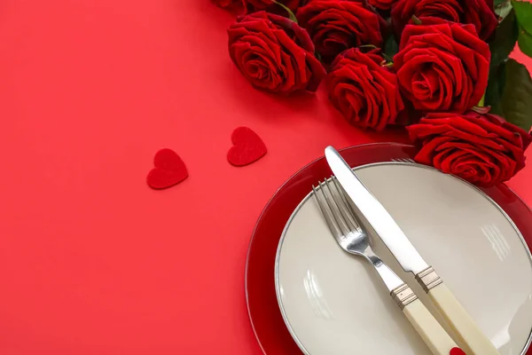 Накрытие Стола День Святого Валентина Сердцами Розами Красном Фоне — стоковое фото