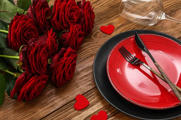 발렌타인데이를 하트와 장미가 테이블 클로즈업 — 스톡 사진