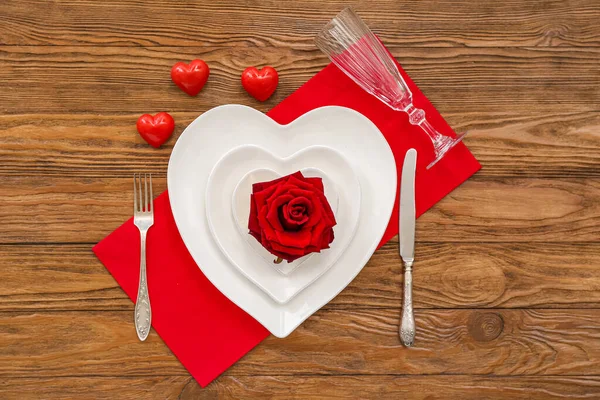 Накрытие Стола День Святого Валентина Сердечками Розой Деревянном Фоне — стоковое фото