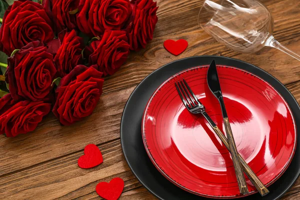Накрытие Стола День Святого Валентина Сердцами Розами Деревянном Фоне Крупным — стоковое фото