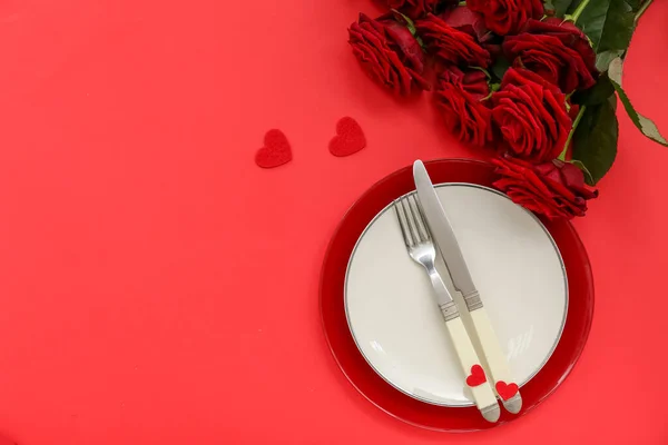 Nastavení Tabulky Pro Valentýna Srdcem Růžemi Červeném Pozadí — Stock fotografie