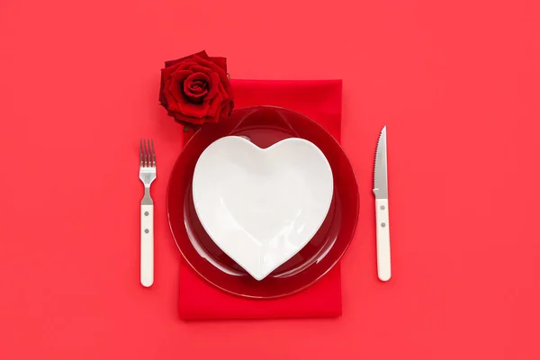 Table Setting Valentine Day Heart Shaped Plate Rose Red Background — Stock Photo, Image