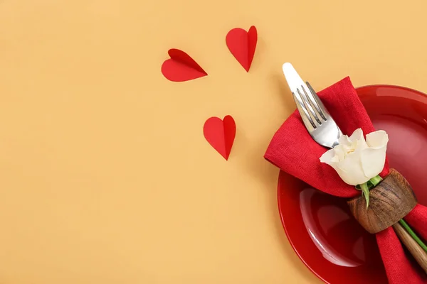 Накрытие Стола День Святого Валентина Бумажными Сердцами Розой Бежевом Фоне — стоковое фото