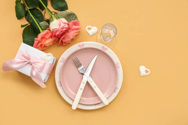 ピンクのバラとベージュの背景の贈り物とバレンタインデーのテーブル設定 — ストック写真