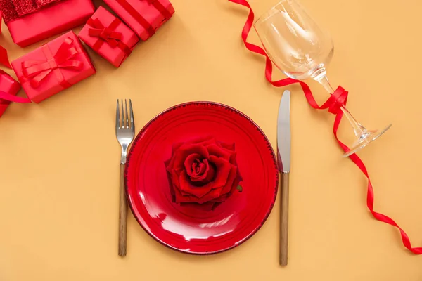 Стіл Дня Святого Валентина Трояндами Подарунками Бежевому Фоні — стокове фото