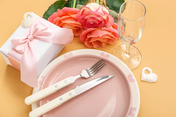 Nastavení Tabulky Valentýna Růžovými Růžemi Dárkem Béžovém Pozadí Detailní Záběr — Stock fotografie