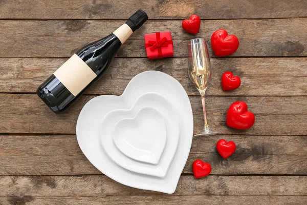 Tischdekoration Zum Valentinstag Mit Herzen Und Geschenk Auf Holzgrund — Stockfoto
