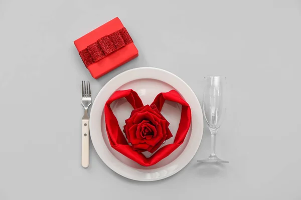 Stůl Nastavení Pro Valentýna Růží Dárek Šedém Pozadí — Stock fotografie