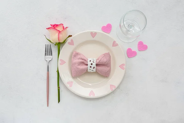 Table Setting Valentine Day Pink Hearts Rose Grey Background — Stock Photo, Image